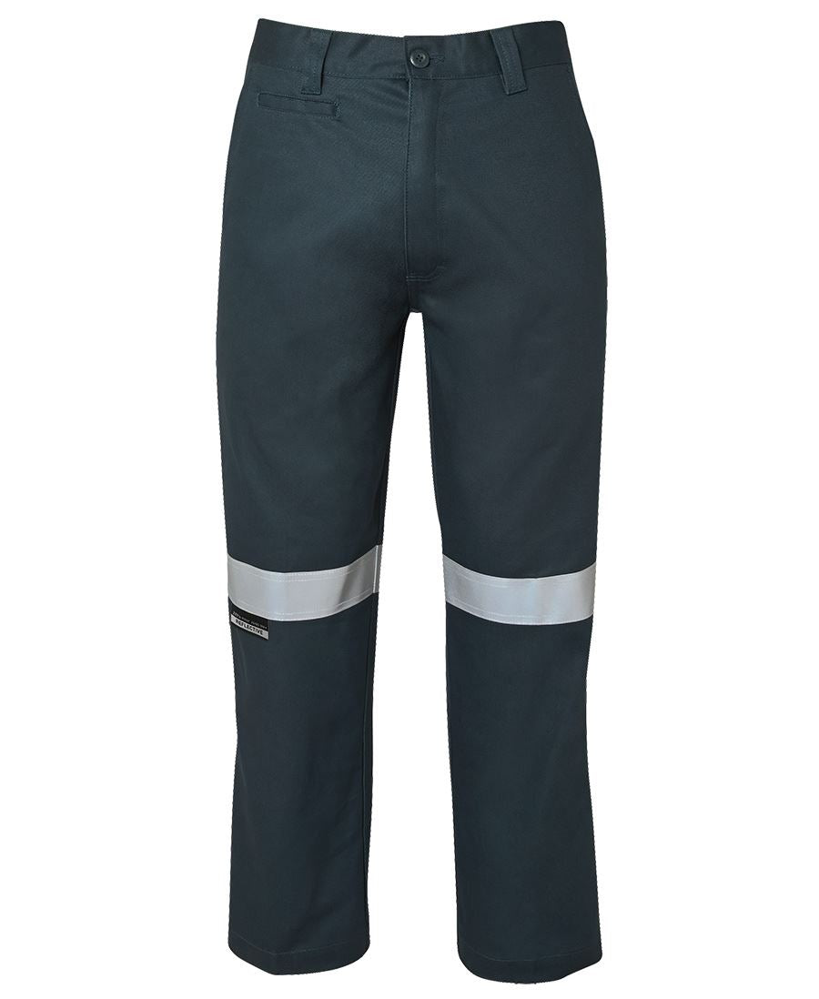 Calça de trabalho em tecido mercerizado com fita refletora.