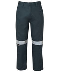 Calça de trabalho em tecido mercerizado com fita refletora.